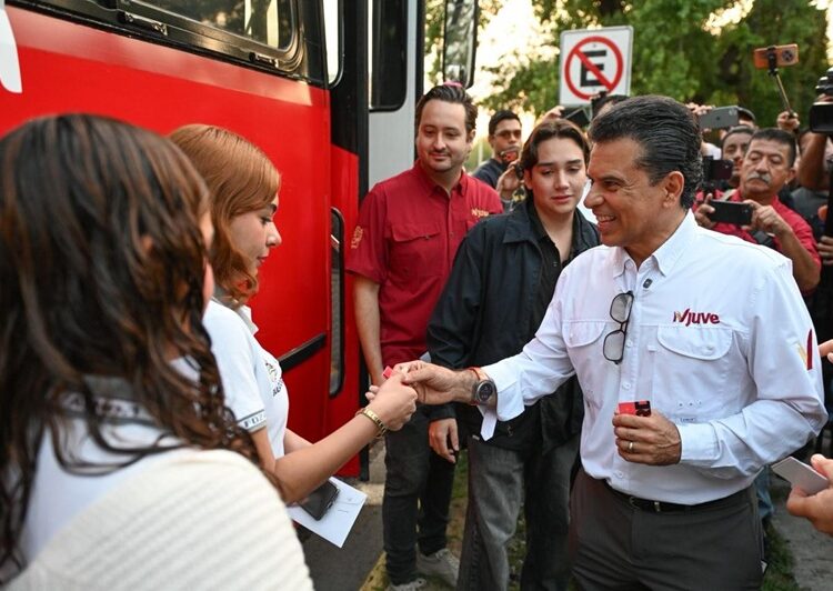 Entrega Lalo Gattás tarjetas de transporte escolar gratuito