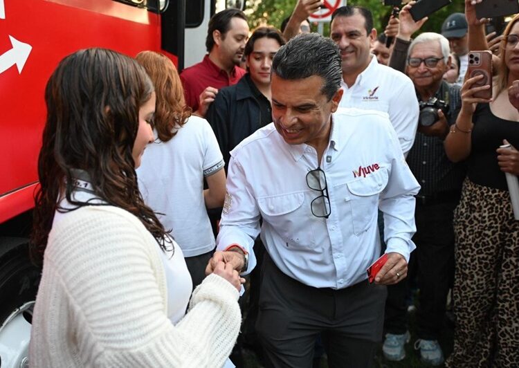 Entrega Lalo Gattás tarjetas de transporte escolar gratuito