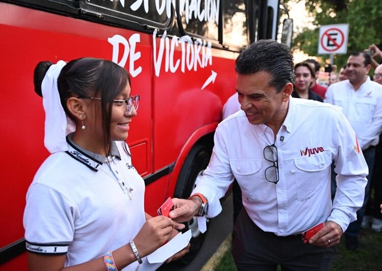 Entrega Lalo Gattás tarjetas de transporte escolar gratuito