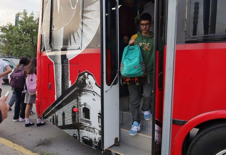 Entrega Lalo Gattás tarjetas de transporte escolar gratuito