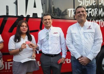 Entrega Lalo Gattás tarjetas de transporte escolar gratuito