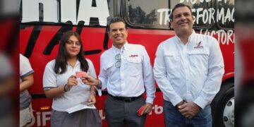 Entrega Lalo Gattás tarjetas de transporte escolar gratuito