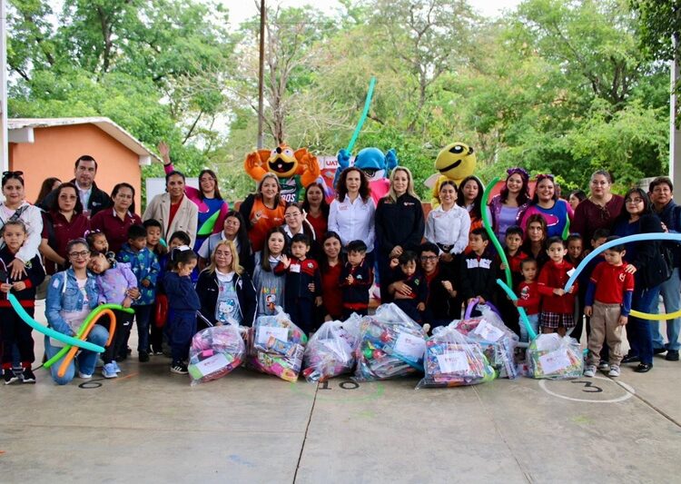 Entrega UAT juguetes a niñas y niños con la jornada “Alegrando Corazones”