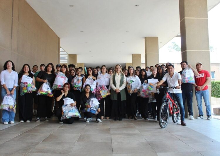Entrega UAT juguetes a niñas y niños con la jornada “Alegrando Corazones”