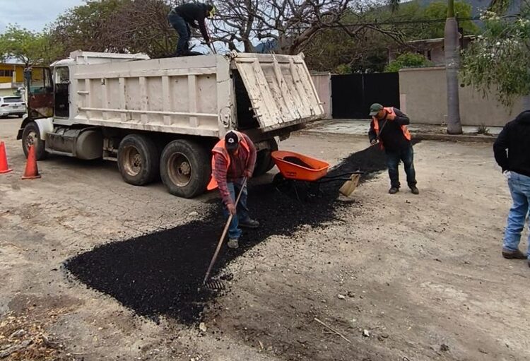 Llega bacheo a las colonias Nacozari, Del Periodista y Las Palmas