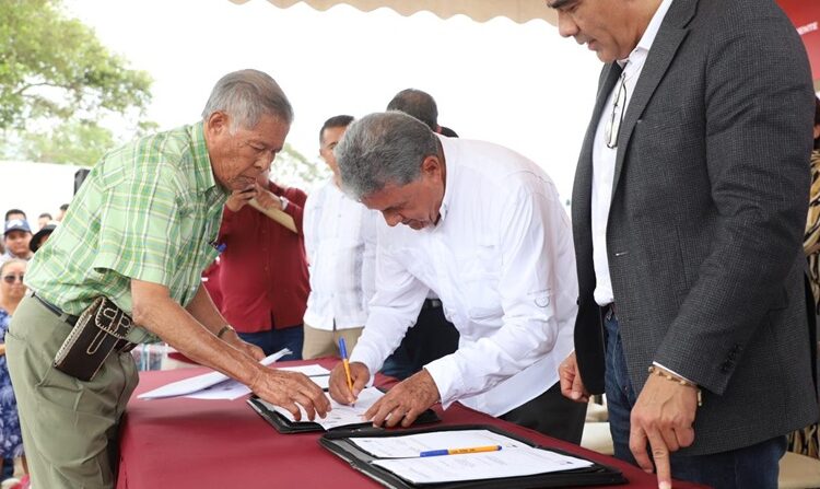 Logra Armando Martínez justicia social para habitantes de Los Olivos