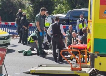 ¡Detienen a sujeto por apuñalar a 2 personas en Londres!