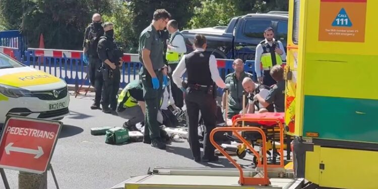 ¡Detienen a sujeto por apuñalar a 2 personas en Londres!