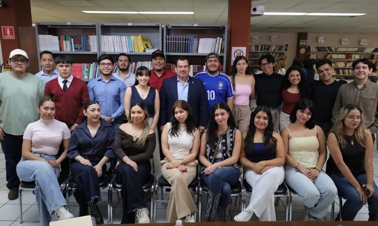 Reconocen búhos apoyo del Rector de la UAT para movilidad académica