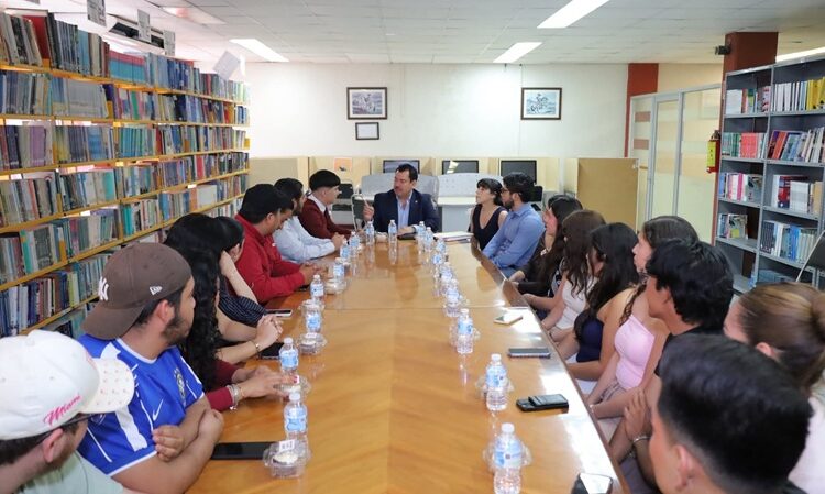 Reconocen búhos apoyo del Rector de la UAT para movilidad académica