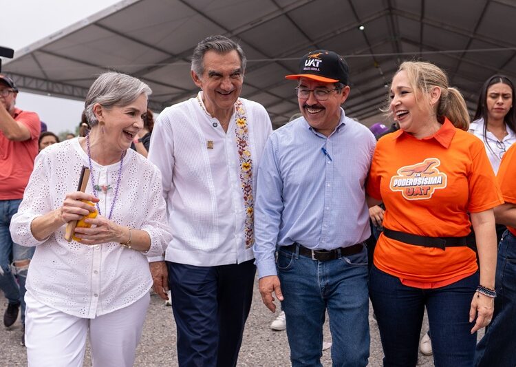Rodeado de niños alegres, el gobernador AVA y el rector Dámaso Anaya disfrutaron de las amenidades de la UAT en el ‘DIFzania 2026’