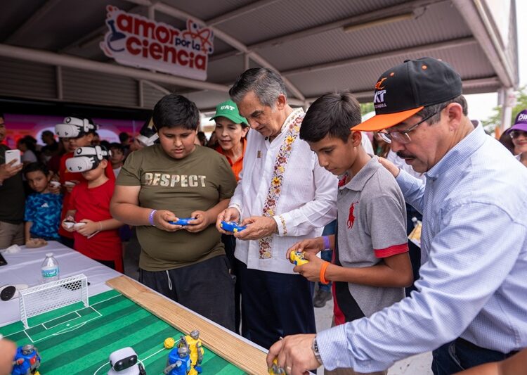 Rodeado de niños alegres, el gobernador AVA y el rector Dámaso Anaya disfrutaron de las amenidades de la UAT en el ‘DIFzania 2026’