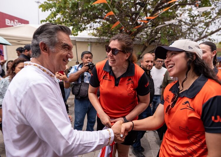 Rodeado de niños alegres, el gobernador AVA y el rector Dámaso Anaya disfrutaron de las amenidades de la UAT en el ‘DIFzania 2026’