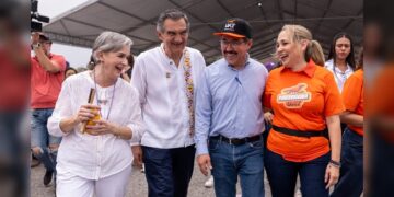 Rodeado de niños alegres, el gobernador AVA y el rector Dámaso Anaya disfrutaron de las amenidades de la UAT en el ‘DIFzania 2026’