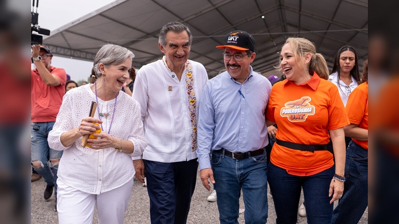 Rodeado de niños alegres, el gobernador AVA y el rector Dámaso Anaya disfrutaron de las amenidades de la UAT en el ‘DIFzania 2026’