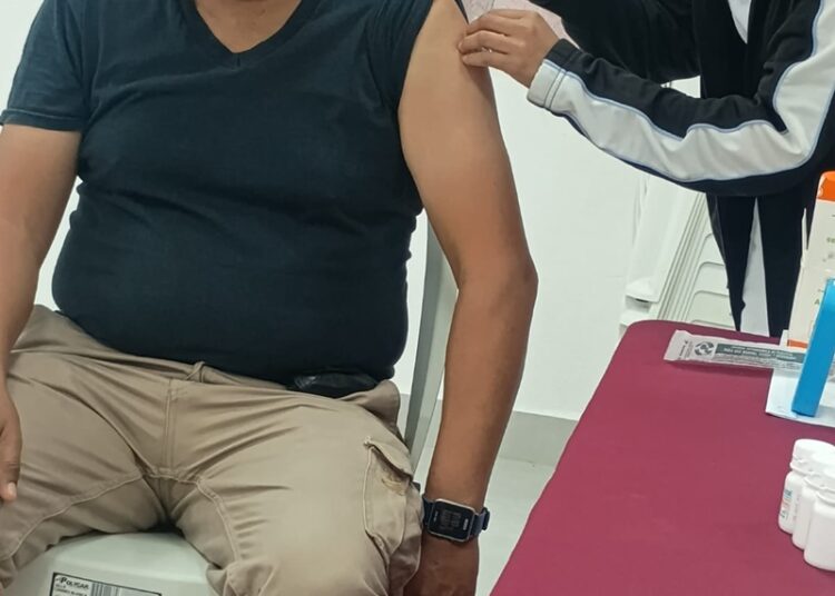 Vacunan contra la influenza y COVID a trabajadores de la COMAPA Altamira