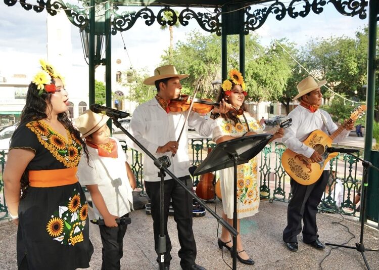 Vive NLD la tradición del huapango con exitoso ‘Fandango Huasteco’ en Plaza Juárez