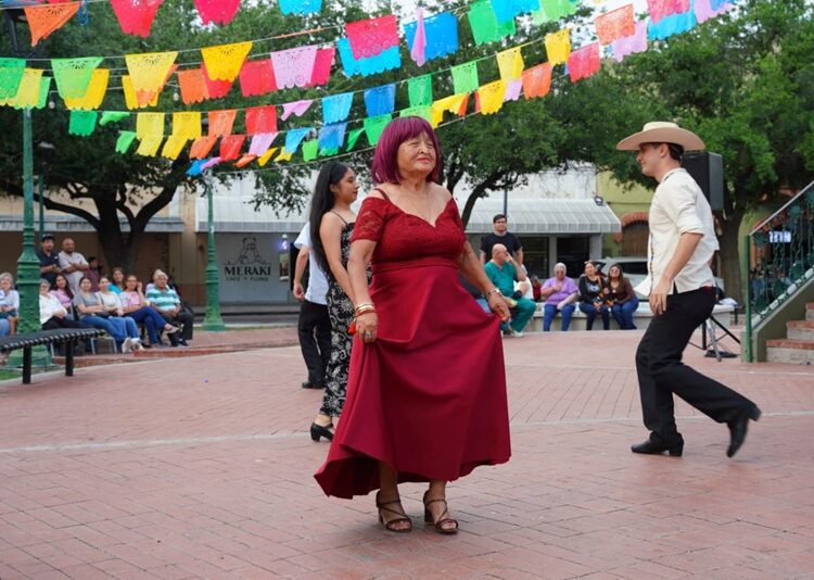 Vive NLD la tradición del huapango con exitoso ‘Fandango Huasteco’ en Plaza Juárez