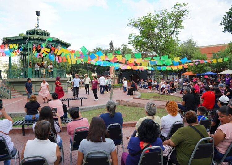 Vive NLD la tradición del huapango con exitoso ‘Fandango Huasteco’ en Plaza Juárez