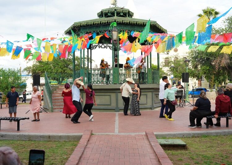 Vive NLD la tradición del huapango con exitoso ‘Fandango Huasteco’ en Plaza Juárez