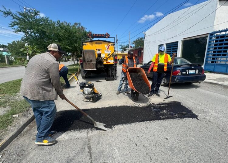 Ayuntamiento continúa con la rehabilitación de calles en Victoria