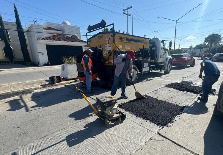 Ayuntamiento continúa con la rehabilitación de calles en Victoria