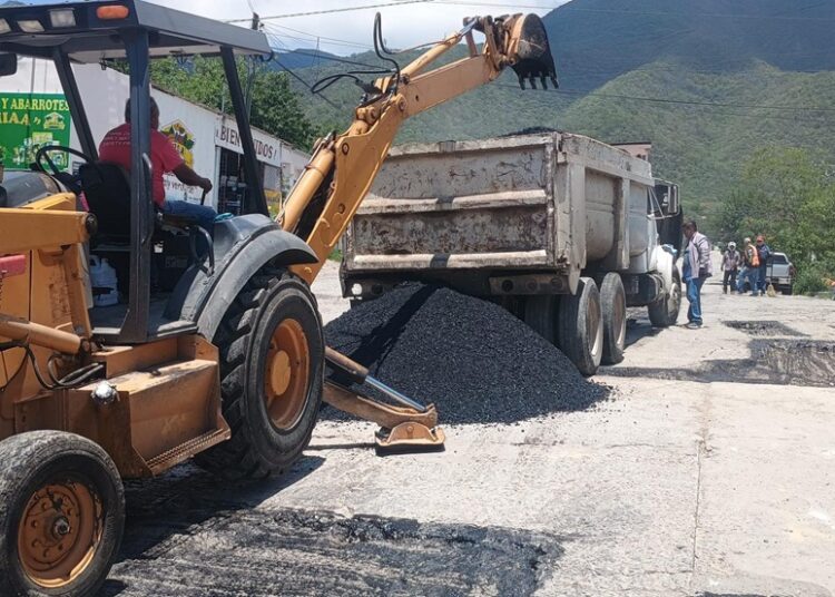 Ayuntamiento continúa con la rehabilitación de calles en Victoria