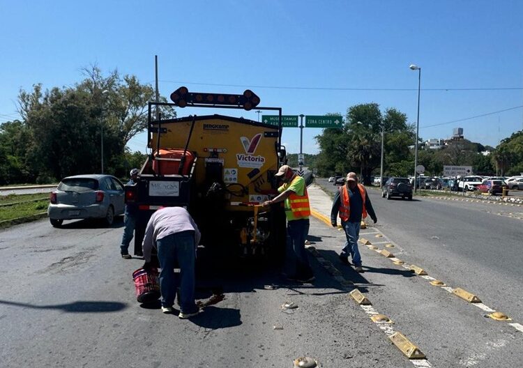 Ayuntamiento continúa con la rehabilitación de calles en Victoria