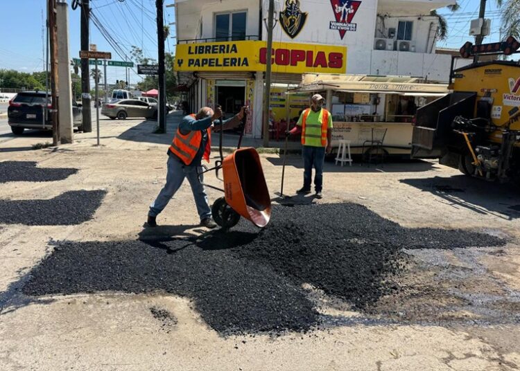 Ayuntamiento continúa con la rehabilitación de calles en Victoria