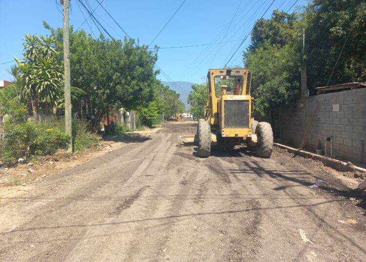 Ayuntamiento continúa con la rehabilitación de calles en Victoria