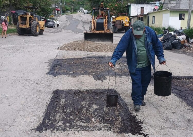 Ayuntamiento continúa con la rehabilitación de calles en Victoria