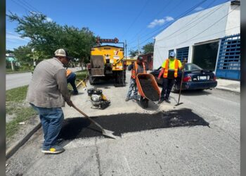 Ayuntamiento continúa con la rehabilitación de calles en Victoria