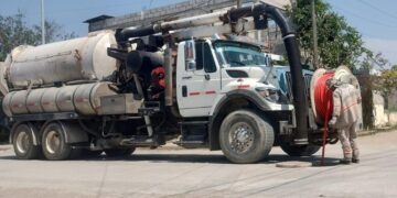 COMAPA Altamira proporciona mantenimiento a colectores en la Nuevo Tampico