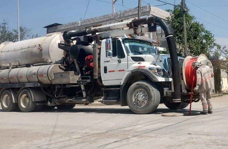 COMAPA Altamira proporciona mantenimiento a colectores en la Nuevo Tampico