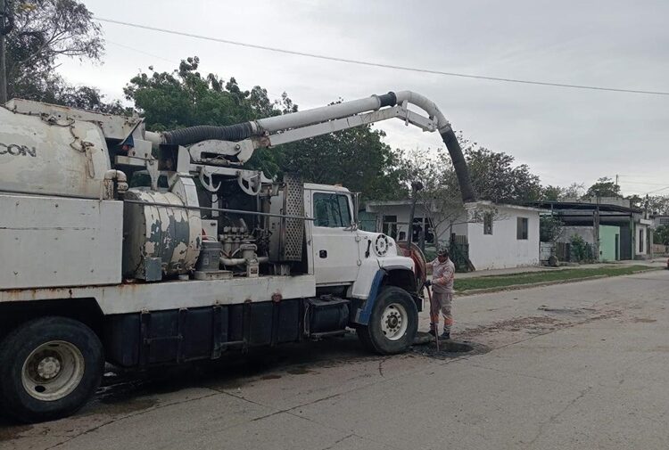 COMAPA Altamira proporciona mantenimiento a colectores en la Nuevo Tampico