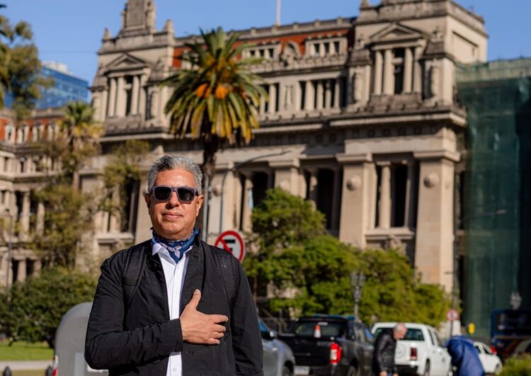 ‘CRÓNICA’: Presume Argentina poemario del periodista tamaulipeco Enrique Jonguitud