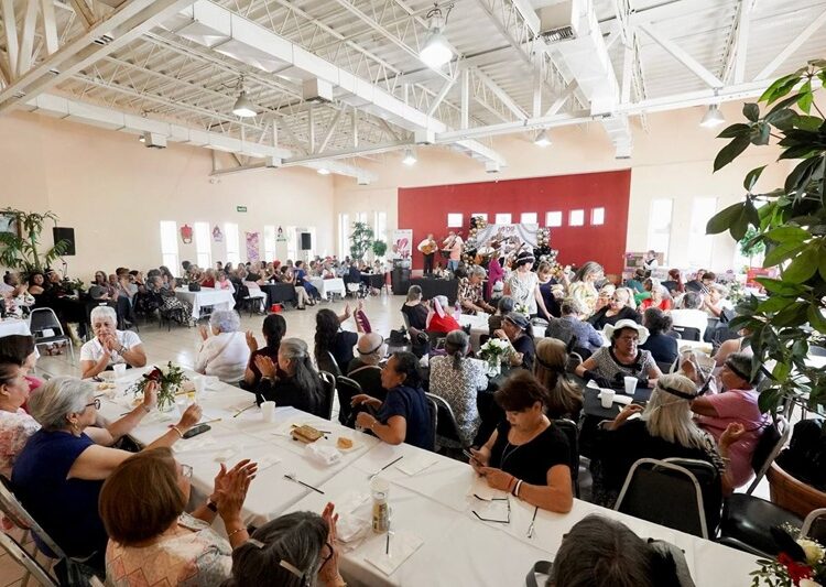 Celebran con alegría y regalos a madres de familia de ‘Casa Club del Adulto Activo’