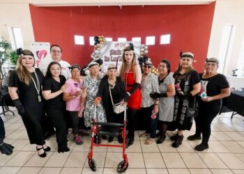 Celebran con alegría y regalos a madres de familia de ‘Casa Club del Adulto Activo’
