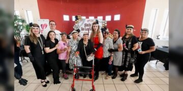 Celebran con alegría y regalos a madres de familia de ‘Casa Club del Adulto Activo’