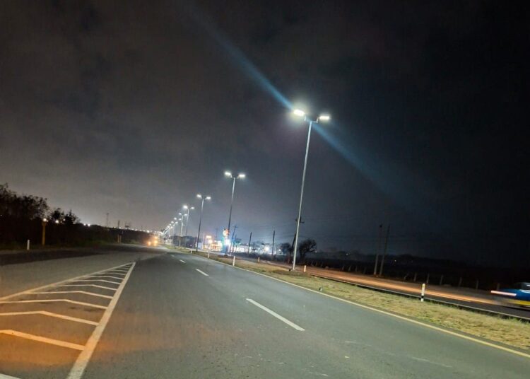 Construye Gobierno del Estado alumbrado público solar en carretera Tampico-Mante