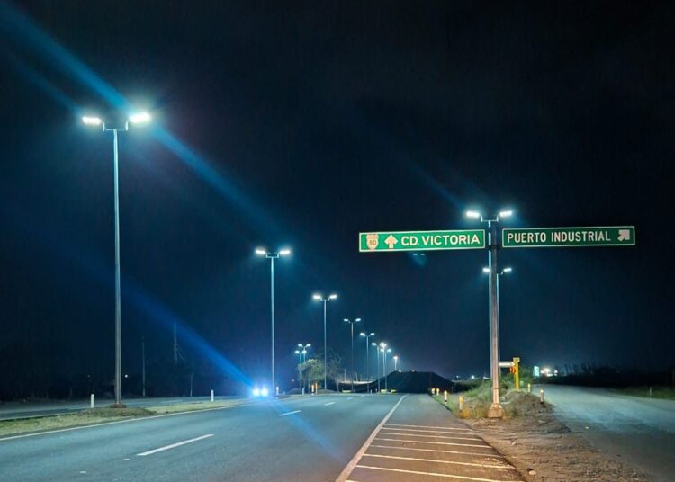Construye Gobierno del Estado alumbrado público solar en carretera Tampico-Mante