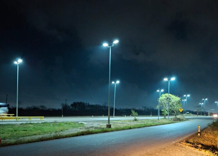 Construye Gobierno del Estado alumbrado público solar en carretera Tampico-Mante