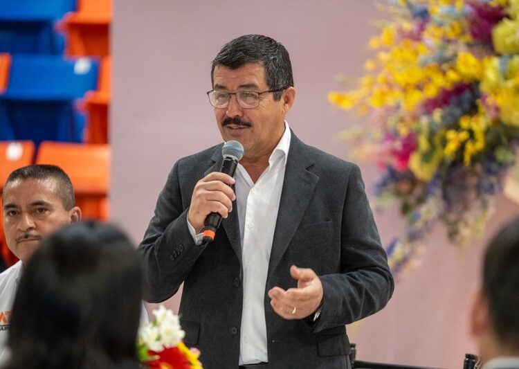 Dámaso Anaya reconoce la labor de las madres trabajadoras de la UAT