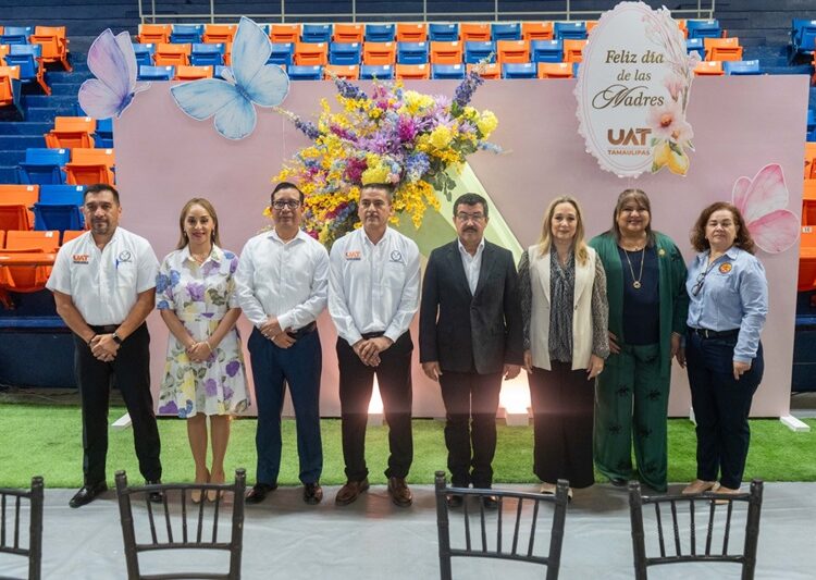 Dámaso Anaya reconoce la labor de las madres trabajadoras de la UAT