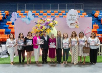 Dámaso Anaya reconoce la labor de las madres trabajadoras de la UAT