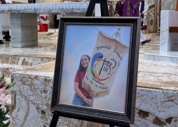 Despiden a Camila entre reclamos de justicia