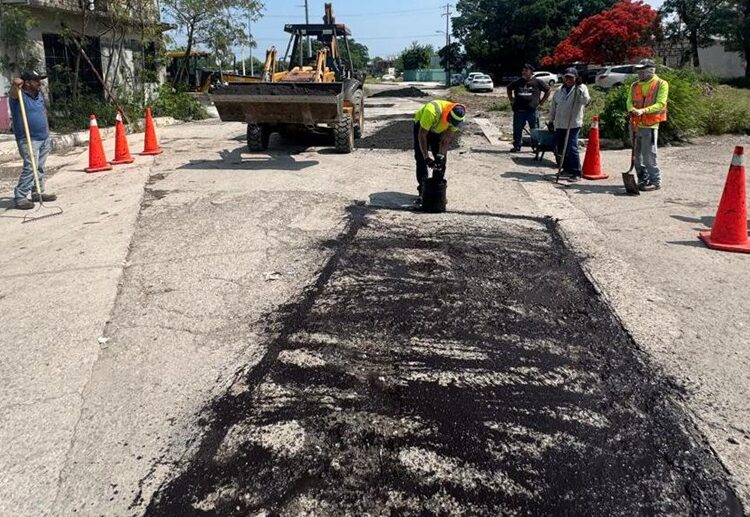 En atención a la indicación de Lalo Gattás, sigue rehabilitación de calles y avenidas