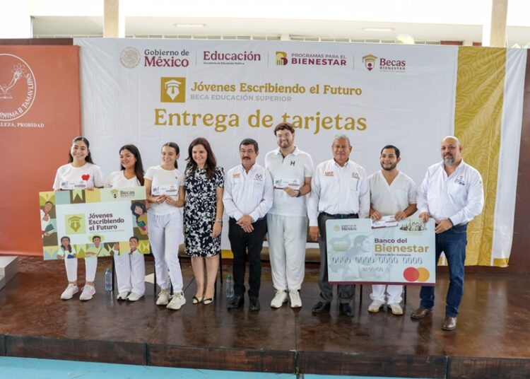 Encabeza el rector Dámaso Anaya entrega de becas a 493 estudiantes de la UAT