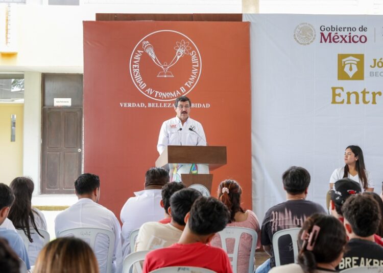 Encabeza el rector Dámaso Anaya entrega de becas a 493 estudiantes de la UAT