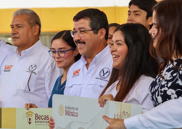 Encabeza el rector Dámaso Anaya entrega de becas a 493 estudiantes de la UAT
